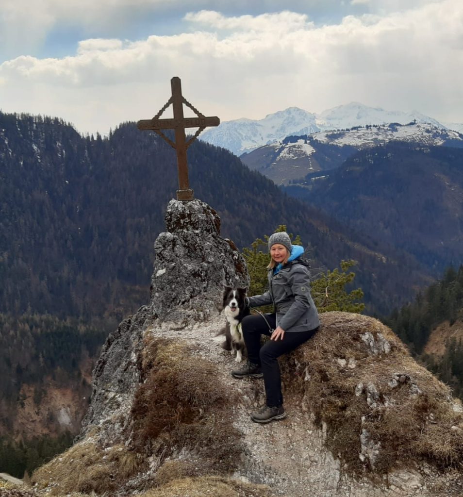 Futterberaterin Jutta Missbach mit Hund auf dem Berg